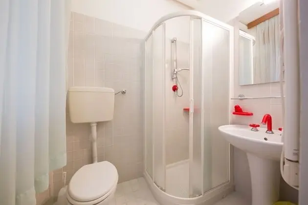 Basic Tek Büyük veya İki Ayrı Yataklı Oda