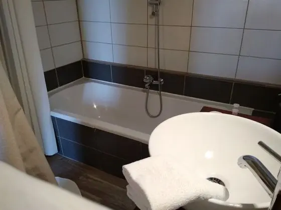 Tek Büyük veya İki Ayrı Yataklı Oda, Özel Banyo, Avlu Manzaralı (Côté cour - 1er Etage)