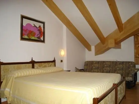 Büyük Yataklı Tek Kişilik Oda