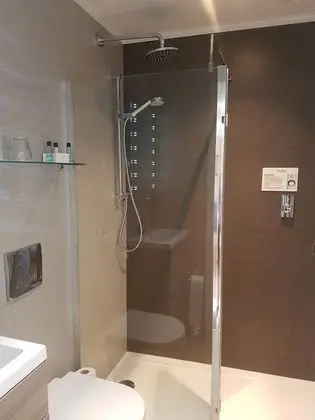 Üç Kişilik Oda