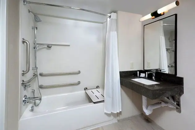 Oda, 2 Büyük (Queen) Boy Yatak (Mobility/Hearing Accessible, Tub)
