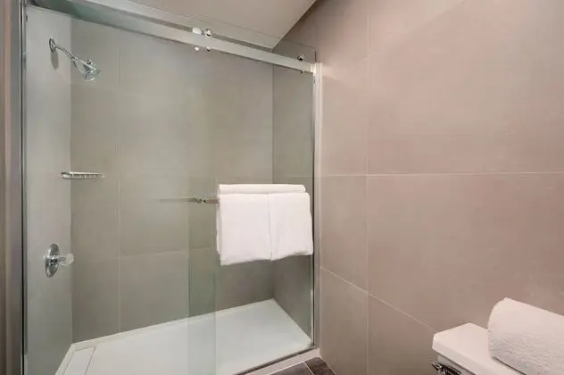 Executive Oda, 1 En Büyük (King) Boy Yatak ve Çekyat, Balkon (Mobility/Hearing Access, Roll-In Shwr)
