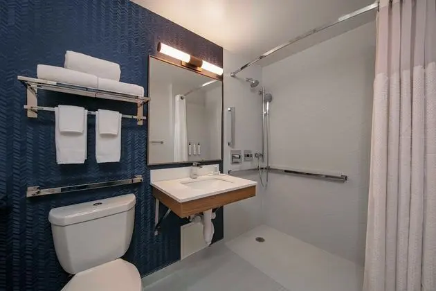 Oda, 1 En Büyük (King) Boy Yatak (Mobility Accessible, Roll-In Shower)
