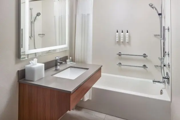 Oda, 1 En Büyük (King) Boy Yatak (Mobility Accessible, Tub)
