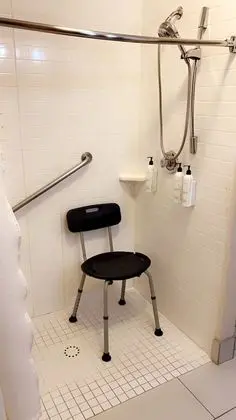 Oda, 1 En Büyük (King) Boy Yatak (Mobility/Hearing Access, Roll-In Shwr)