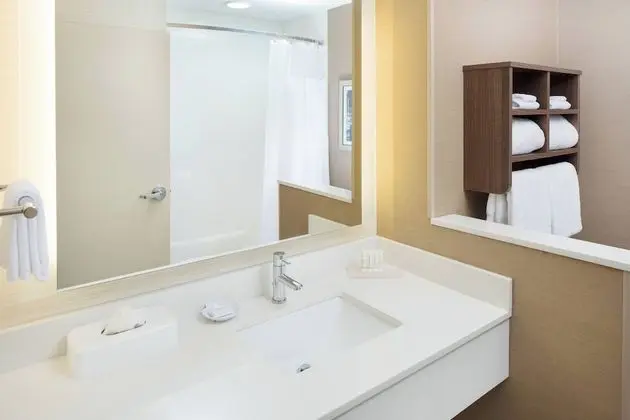 Oda, 2 Büyük (Queen) Boy Yatak (Mobility Accessible, Roll-In Shower)