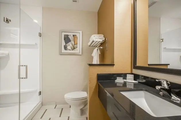 Oda, 2 Büyük (Queen) Boy Yatak (Mobility Accessible, Roll-In Shower)