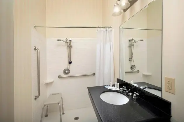 Engellilere uygun banyo