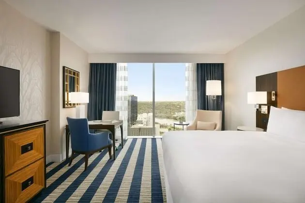 Signature Süit, 1 Yatak Odası, 2 Banyolu (Floors 8-31)