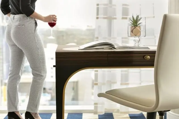Signature Süit, 1 Yatak Odası, 2 Banyolu (Floors 8-31)