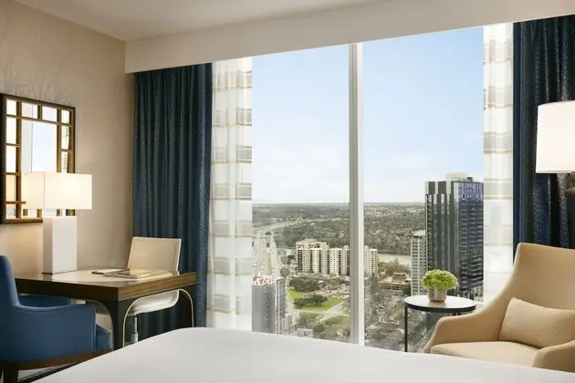 Signature Süit, 1 Yatak Odası, 2 Banyolu (Floors 8-31)