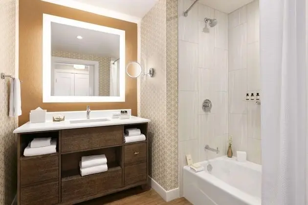 Signature Süit, 1 Yatak Odası, 2 Banyolu (Floors 8-31)
