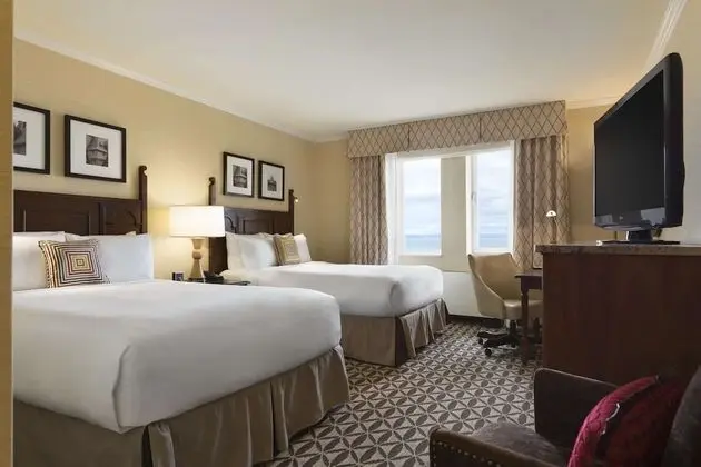 Tek Büyük Yataklı Oda, 1 Çift Kişilik Yatak, Sigara İçilmez, Manzaralı (Fairmont St. Laurent)