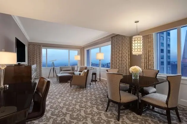 Süit, 1 En Büyük (King) Boy Yatak ve Çekyat, Şehir Manzaralı, Kule