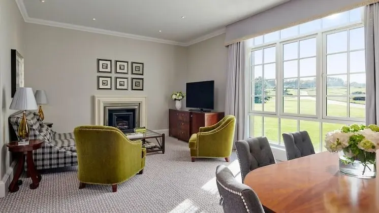 Deluxe Suite Land View King