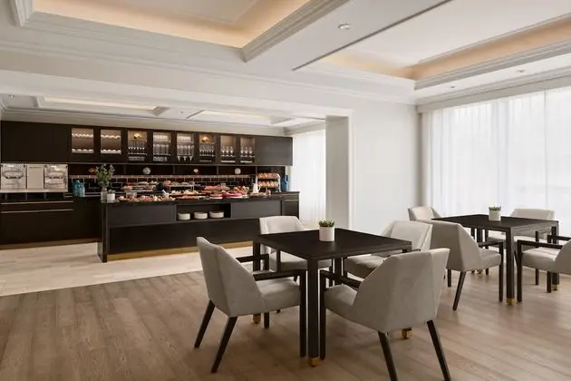 Fairmont Gold, Signature Oda, 1 En Büyük (King) Boy Yatak, Business Dinlenme Salonu Kullanımı