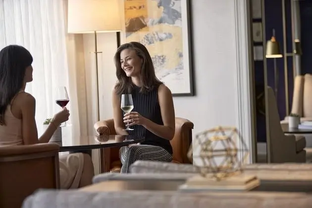 Fairmont Gold, Signature Oda, 1 En Büyük (King) Boy Yatak, Business Dinlenme Salonu Kullanımı