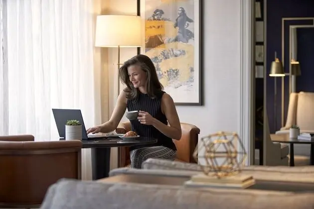 Fairmont Gold, Signature Oda, 1 En Büyük (King) Boy Yatak, Business Dinlenme Salonu Kullanımı