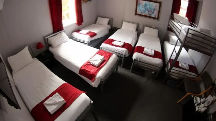 Basic Oda, Birden Çok Yatak (7 Adults )