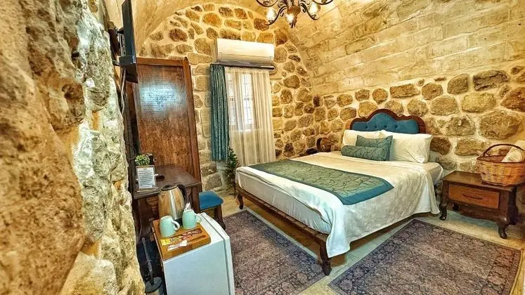 Taş Oda, Avlu Manzaralı, Ortak Teraslı