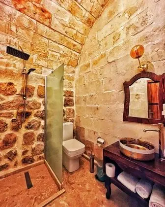 Taş Oda, Avlu Manzaralı, Ortak Teraslı