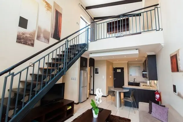 Apart Daire, 2 Yatak Odası, Küçük Mutfak, Avlu Manzaralı (With a Loft)