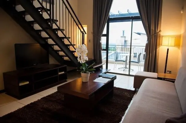 Apart Daire, 2 Yatak Odası, Küçük Mutfak, Avlu Manzaralı (With a Loft)