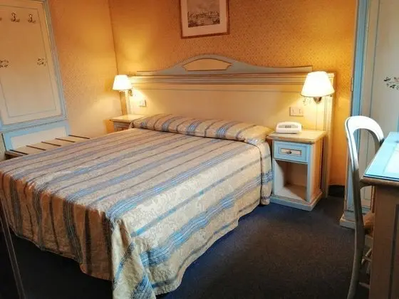 Standard Tek Büyük Yataklı Oda