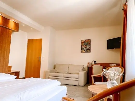 Üç Kişilik Oda