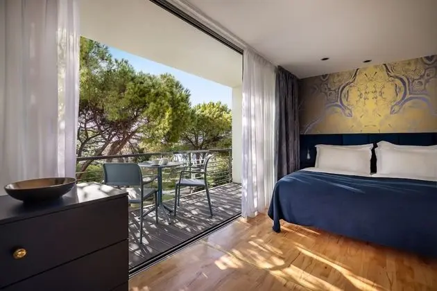 Deluxe Tek Büyük Yataklı Oda, Balkon, Bahçe Manzaralı
