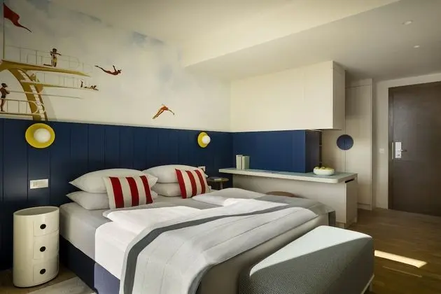 Family Oda, Balkon, Kısmi Deniz Manzaralı (Superior Seaside)