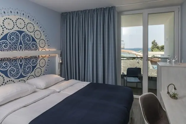 Superior Tek Büyük Yataklı Oda, Balkon, Kısmi Deniz Manzaralı