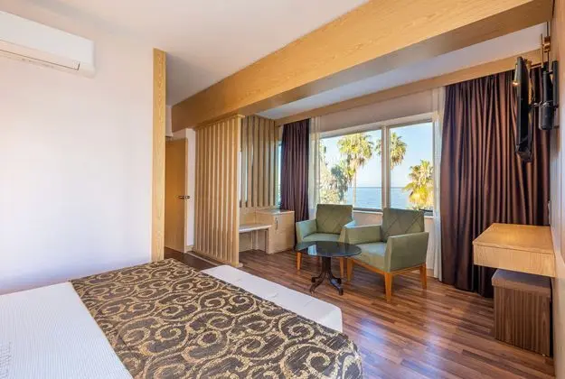 https://images.etstur.com/imgproxy/resize/2560x1440/files/images/hotelImages/etsrooms/504999/Fame_Beach_Hotel_Kemer_20241129164340_22.jpg