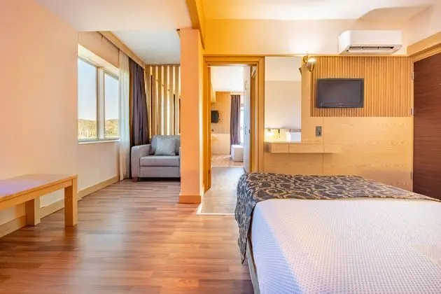https://images.etstur.com/imgproxy/resize/2560x1440/files/images/hotelImages/etsrooms/504999/Fame_Beach_Hotel_Kemer_20241129164340_23.jpg