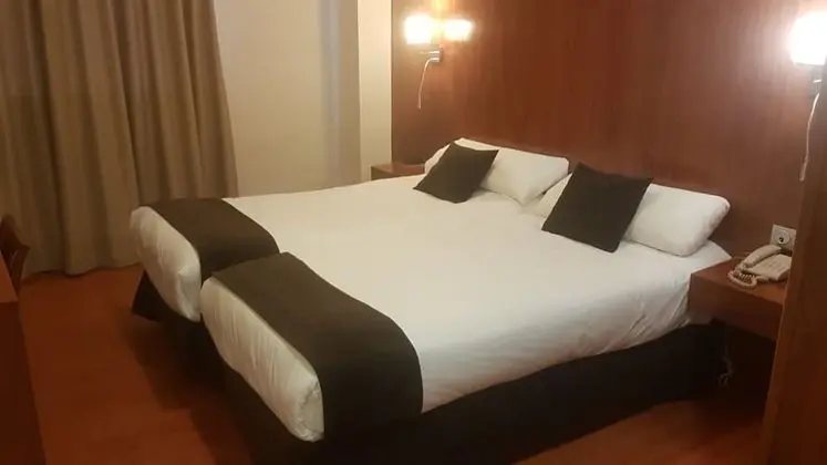 Tek Büyük Yataklı Oda, 2 Tek Kişilik Yatak