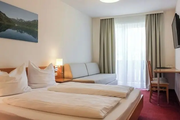 Tek Büyük Yataklı Oda, 1 Çift Kişilik Yatak, Balkon, Dağ Manzaralı