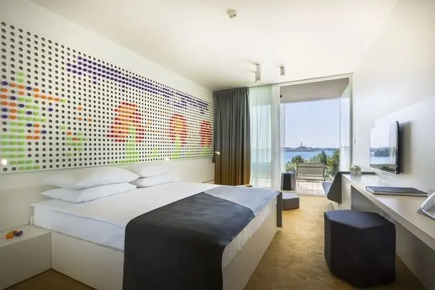 Standard room with extra bed with balcony,  sea side