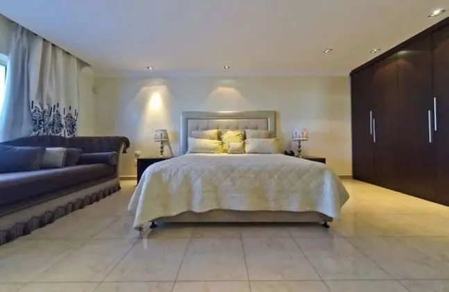 Luxury Oda