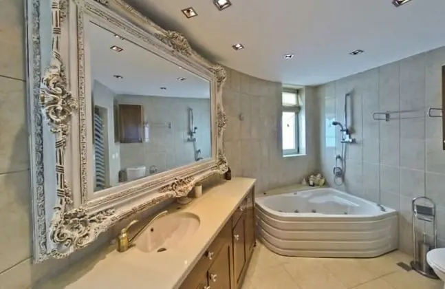Luxury Oda