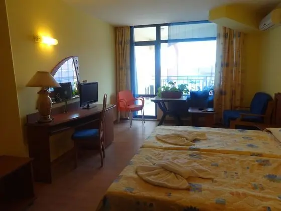 Classic Tek Büyük veya İki Ayrı Yataklı Oda, Balkon, Kısmi Deniz Manzaralı