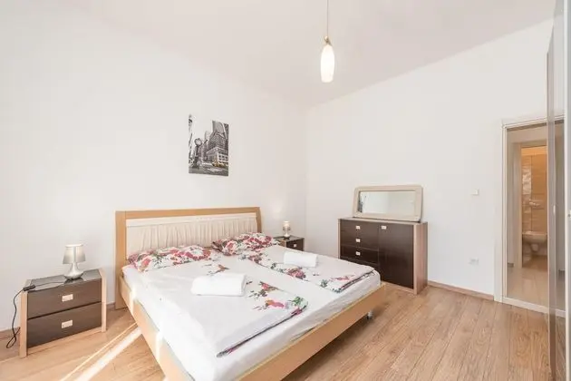 Family Ev, Birden Çok Yatak, 2 Banyolu, Bahçeli (Family Friendly Pool House Ana)