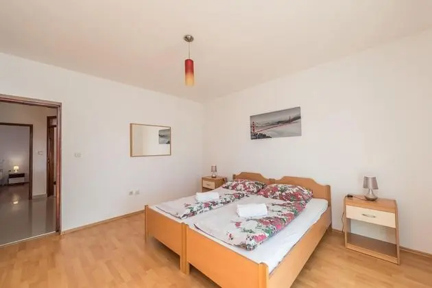 Family Ev, Birden Çok Yatak, 2 Banyolu, Bahçeli (Family Friendly Pool House Ana)