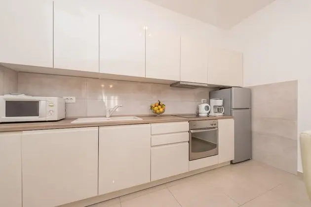 Family Ev, Birden Çok Yatak, 2 Banyolu, Bahçeli (Family Friendly Pool House Ana)