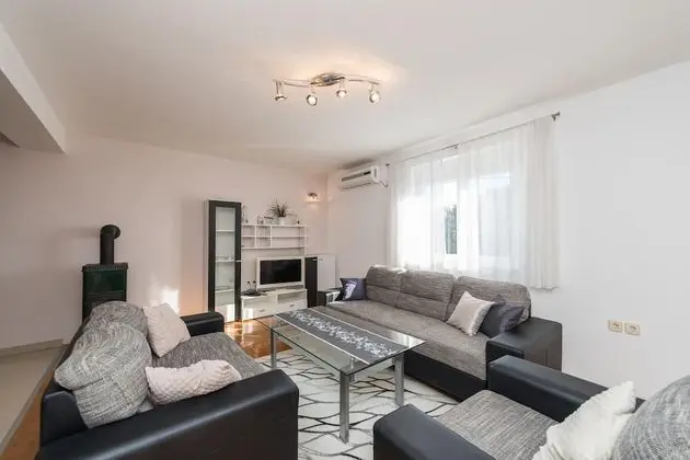 Family Ev, Birden Çok Yatak, 2 Banyolu, Bahçeli (Family Friendly Pool House Ana)