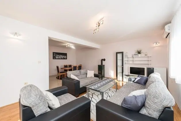 Family Ev, Birden Çok Yatak, 2 Banyolu, Bahçeli (Family Friendly Pool House Ana)