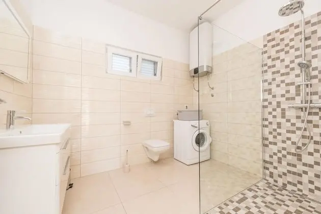 Family Ev, Birden Çok Yatak, 2 Banyolu, Bahçeli (Family Friendly Pool House Ana)