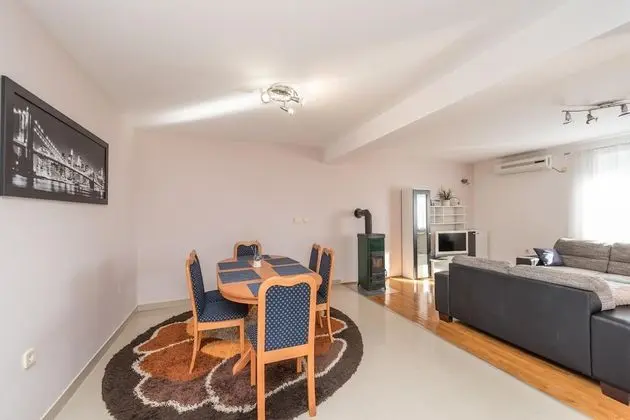 Family Ev, Birden Çok Yatak, 2 Banyolu, Bahçeli (Family Friendly Pool House Ana)