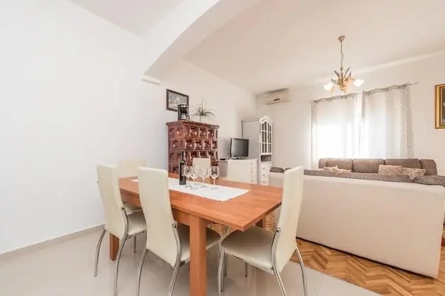 Family Ev, Birden Çok Yatak, 2 Banyolu, Bahçeli (Family Friendly Pool House Ana)