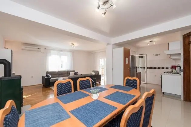 Family Ev, Birden Çok Yatak, 2 Banyolu, Bahçeli (Family Friendly Pool House Ana)