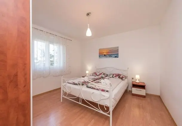 Family Ev, Birden Çok Yatak, 2 Banyolu, Bahçeli (Family Friendly Pool House Ana)